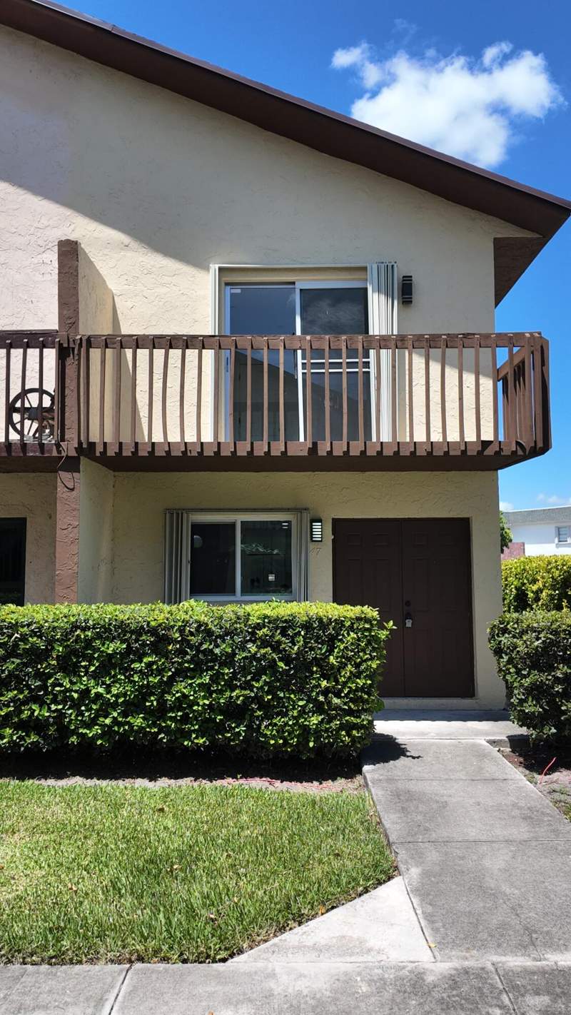 2 bedroom Townhouse at 6607 Winfield Boulevard #47, Coventry House, Margate — photo 3