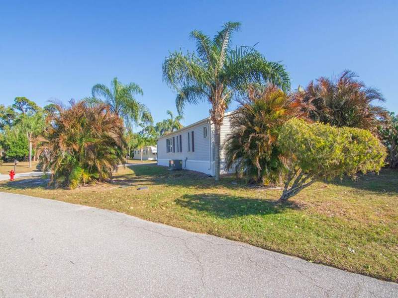 2 bedroom Manufactured Home at 43 Montilla Way, Spanish Lakes Golf Village, Port St. Lucie — photo 5