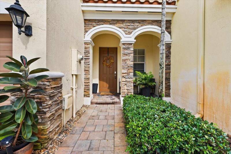 3 bedroom Townhouse at 130 Emerald Creek Terrace, Emerald Creek Townhomes, Plantation — photo 2