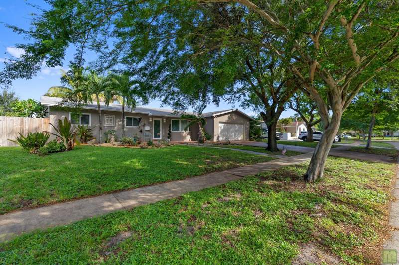 4 bedroom Single Family Residence at 291 Lake Drive, Coconut Creek 10th Sec, Coconut Creek — photo 2