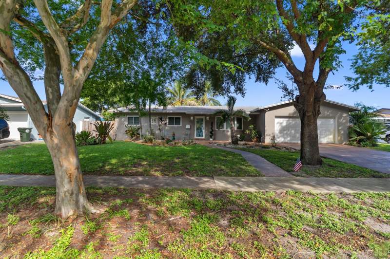 4 bedroom Single Family Residence at 291 Lake Drive, Coconut Creek 10th Sec, Coconut Creek — photo 4