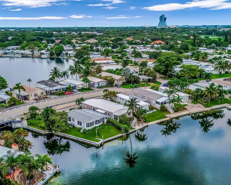 2 bedroom Mobile Home at 3055 Lakeshore Drive, Ravenswood Estates & Marinas, Fort Lauderdale — photo 2