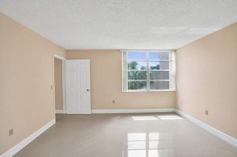 9480 Tangerine Place #402, Davie FL - photo 13 of 46