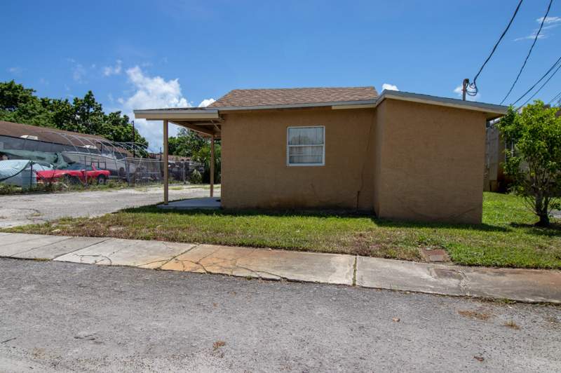 1 bedroom Single Family Residence at 242 SW 7th Court, Arlington Park, Deerfield Beach — photo 2