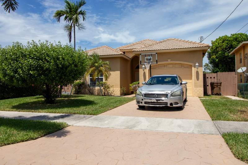 3 bedroom Single Family Residence at 237 SW 8th Street, Arlington Park, Deerfield Beach — photo 2