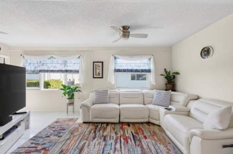 2377 SW 8th Avenue, Boynton Beach FL - photo 7 of 40