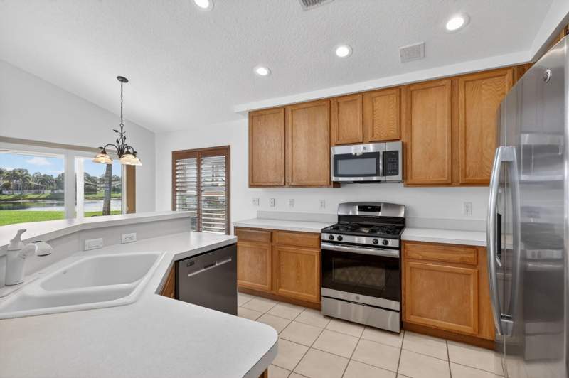 4 bedroom Single Family Residence at 1021 SE Westminster Place, Willoughby (Aka Willoughby Glen), Stuart — photo 5