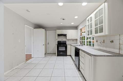 2700 NW 36th Avenue, Lauderdale Lakes FL - photo 11 of 31