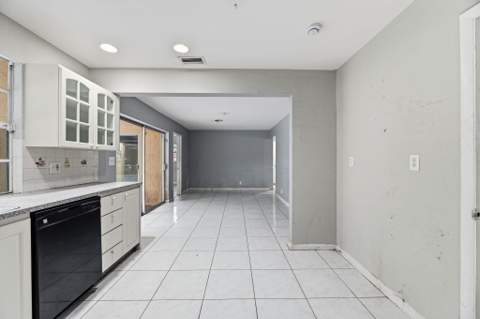 2700 NW 36th Avenue, Lauderdale Lakes FL - photo 13 of 31
