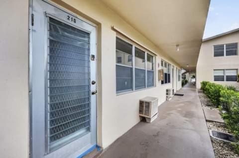 210 Canterbury J #1, West Palm Beach FL - photo 19 of 36