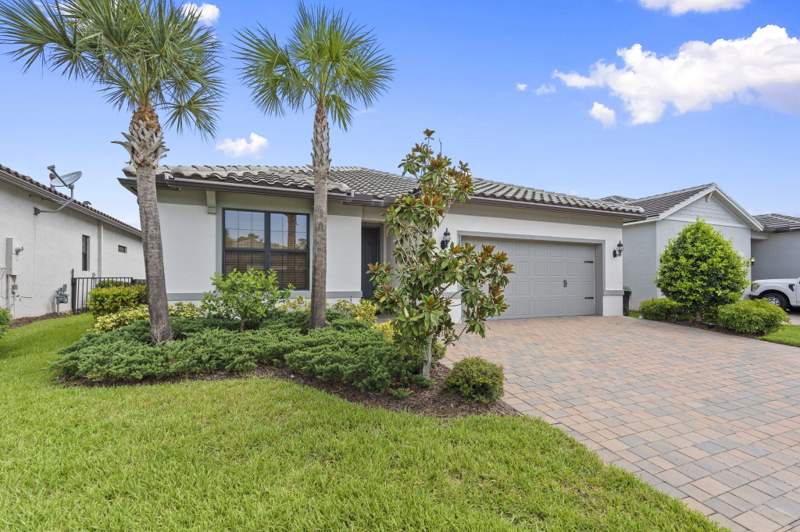 4 bedroom Single Family Residence at 535 SE Villandry Way, Veranda Gardens East Phase 4, Port St. Lucie — photo 3