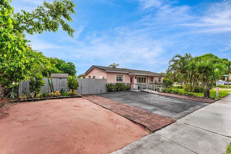 4 bedroom Single Family Residence at 1010 SW 6th Avenue, Commonwealth Park Sec 1, Deerfield Beach — photo 2