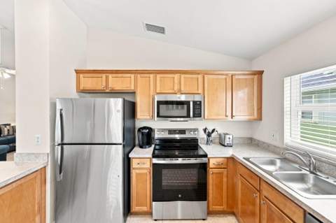 228 SW Lake Forest Way, Port St. Lucie FL - photo 7 of 38
