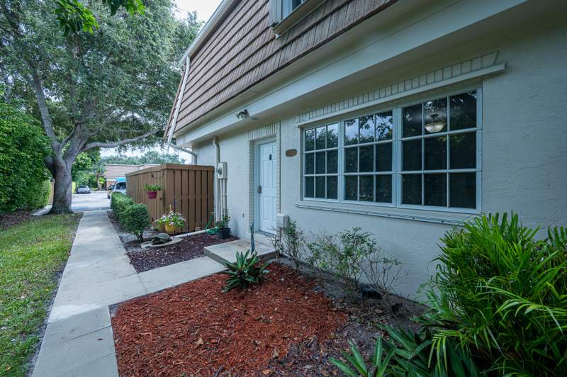 3 bedroom Townhouse at 4300 Hazel Avenue #D, Winchester Court, Palm Beach Gardens — photo 2