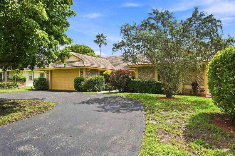 4 bedroom Single Family Residence at 2111 NW 86th Way, Breezewood, Coral Springs — photo 3