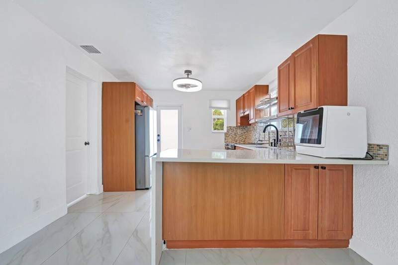 2 bedroom Single Family Residence at 2220 Hope Street, Liberia, Hollywood — photo 4