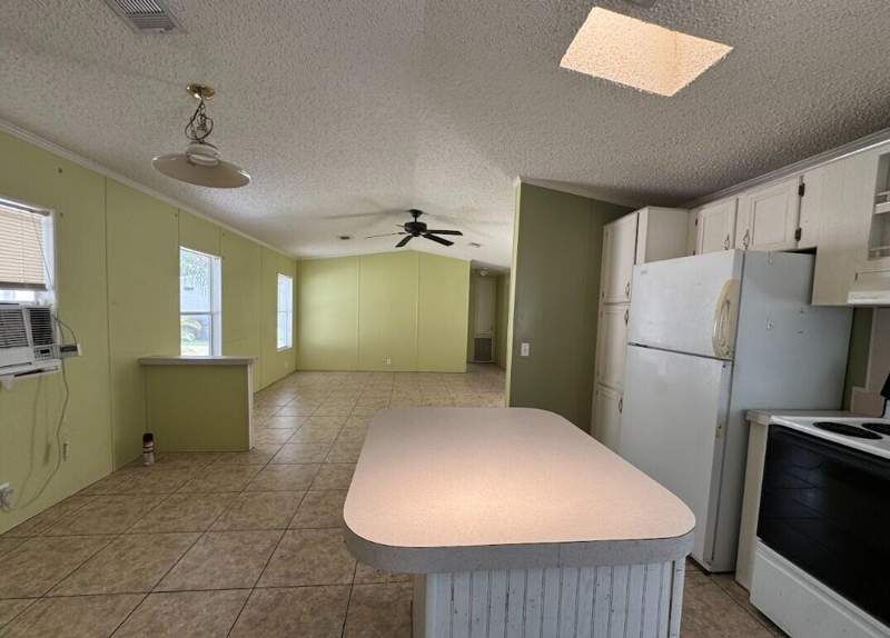 2 bedroom Mobile Home at 104 Plantation Boulevard #104, Palm Beach Plantation, Greenacres — photo 3