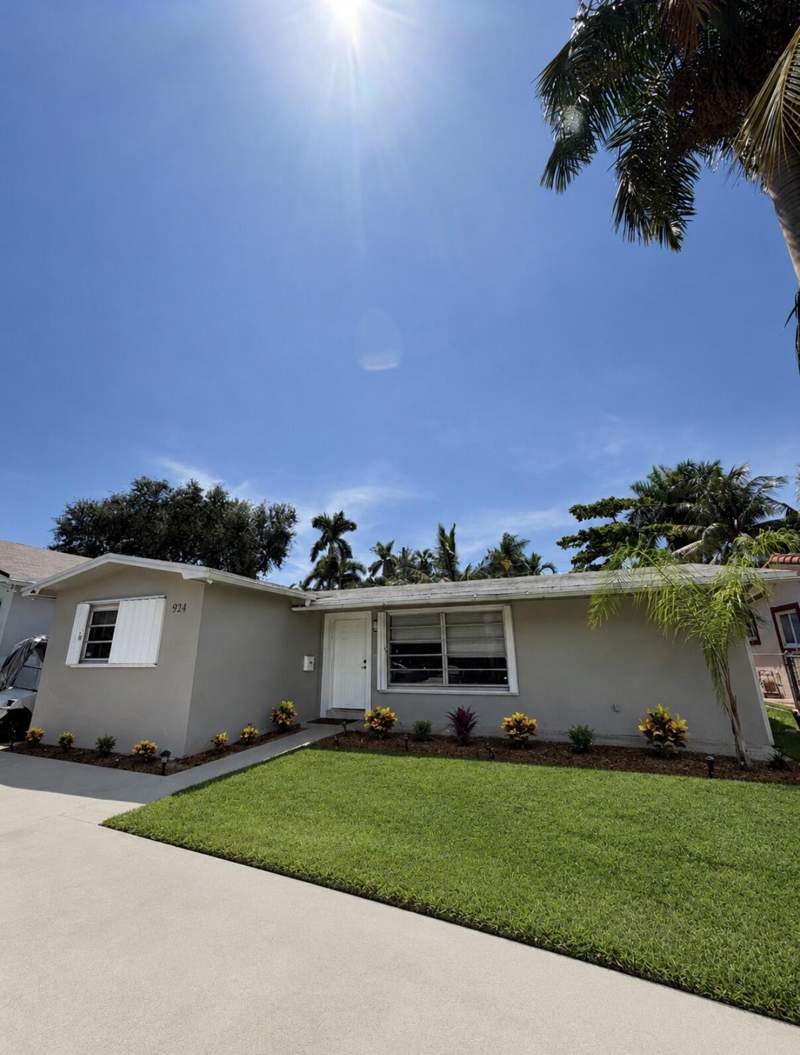 5 bedroom Single Family Residence at 924 Johnson Street, Hollywood Lakes Section, Hollywood — photo 5