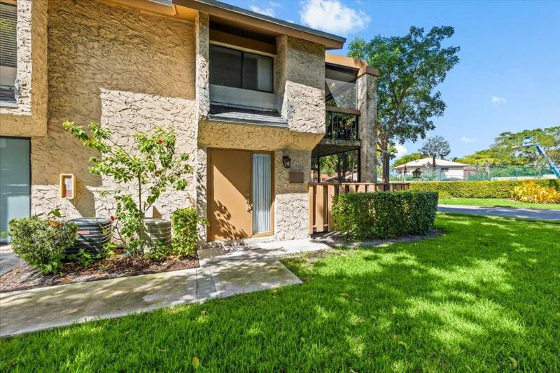 3 bedroom Condominium at 130 Wimbledon Lake Drive, Wimbledon At Jacaranda Condo, Plantation — photo 4