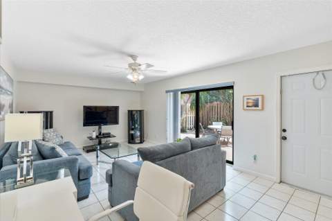 702 NW 98th Circle, Plantation FL - photo 7 of 36