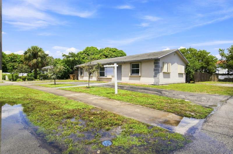 3 bedroom Single Family Residence at 399 SW 14th Street, Commonwealth Manor Sec Two, Deerfield Beach — photo 2