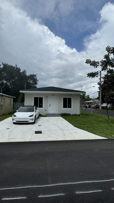6 bedroom Single Family Residence at 1701 NW 9th Street, Lauderdale Homestites, Fort Lauderdale — photo 2