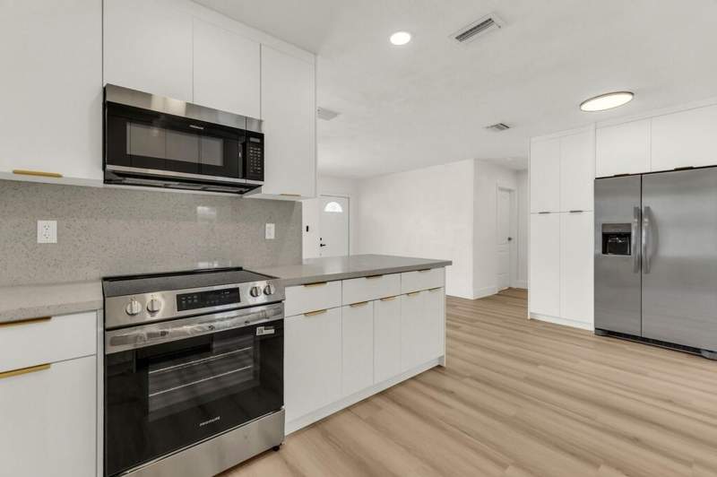 3 bedroom Single Family Residence at 6340 Liberty Street, Driftwood Plaza No 3, Hollywood — photo 5