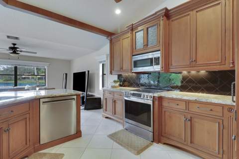 6577 Woodloch Court, Jupiter FL - photo 9 of 34