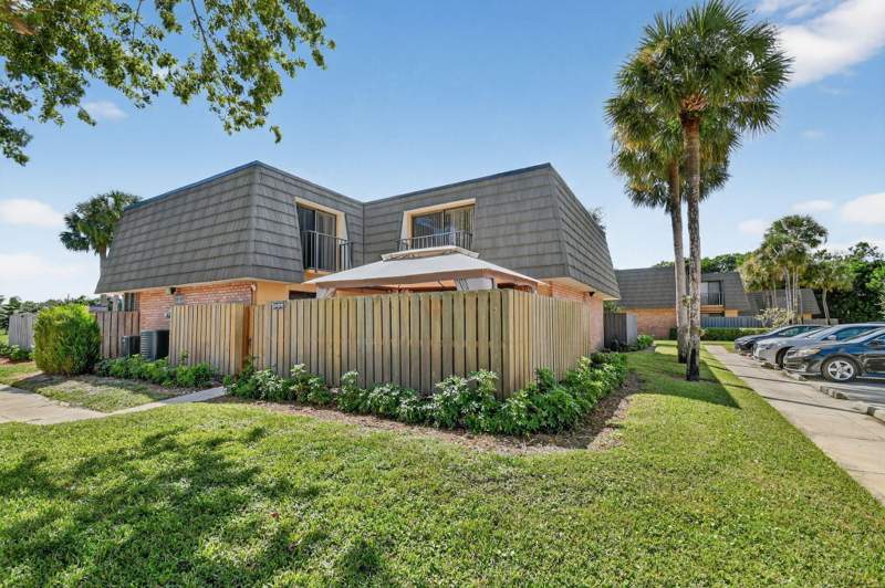 2 bedroom Townhouse at 2409 24th Way, Village Of Sandalwood Lakes 2, West Palm Beach — photo 2