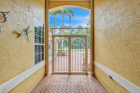 688 SW Lake Charles Circle, Port St. Lucie FL - photo 7 of 64