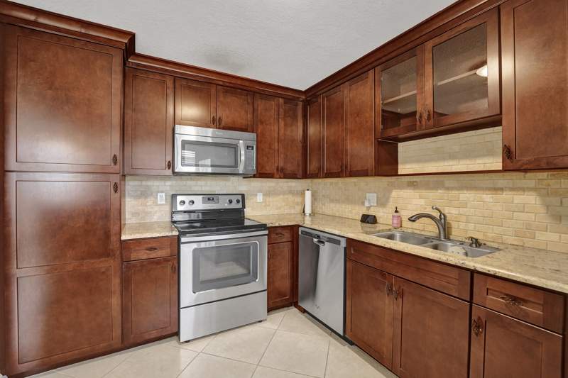 2 bedroom Condominium at 303 Lakeview Drive #102, Racquet Club Apartments At, Weston — photo 3