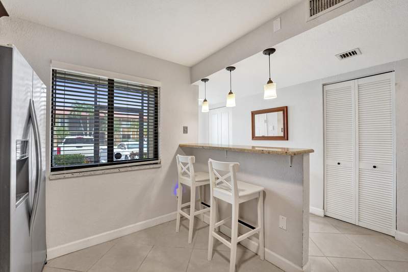 2 bedroom Condominium at 303 Lakeview Drive #102, Racquet Club Apartments At, Weston — photo 4