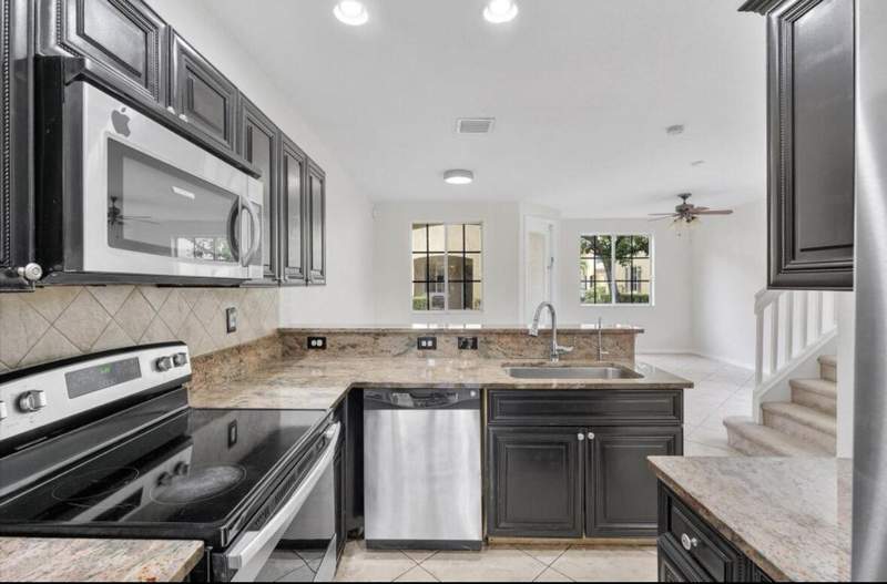 3 bedroom Townhouse at 6051 SW 19th Court, San Remo, North Lauderdale — photo 2