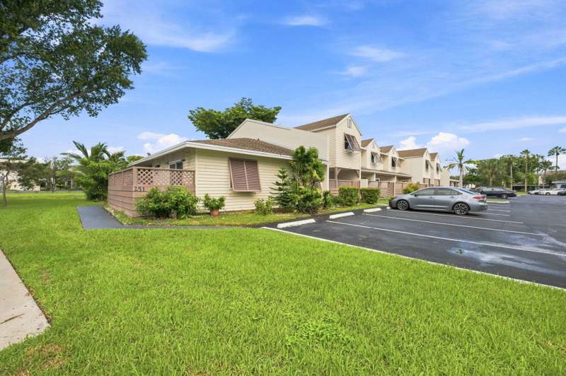 2 bedroom Villa at 251 W Hemingway Circle #251, Woodlake Shores, Margate — photo 3