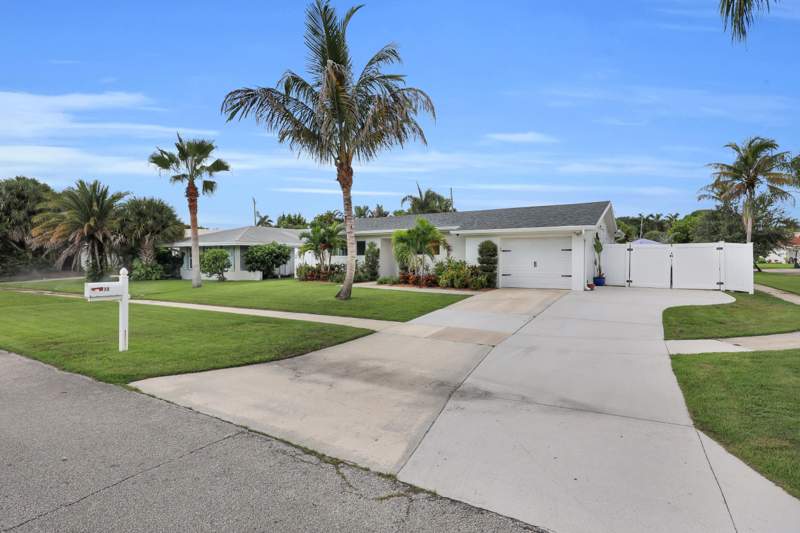 4 bedroom Single Family Residence at 72 Willow Road, Ridgewood Homes Sec 2, Tequesta — photo 2