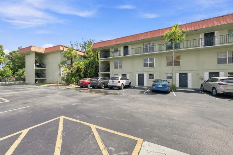 2 bedroom Condominium at 805 W Oakland Park Boulevard, Racquet Club, Oakland Park — photo 3