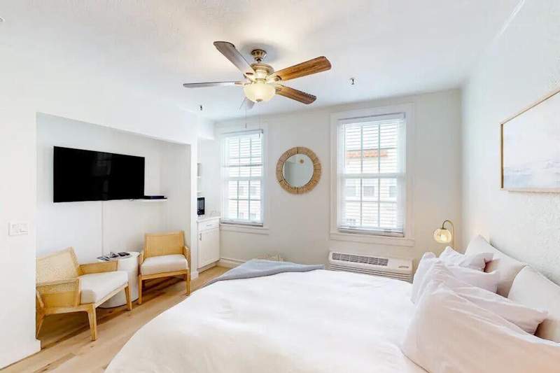 1 bedroom Condominium at 235 Sunrise Avenue #3215, Palm Beach Hotel Condo, Palm Beach — photo 3