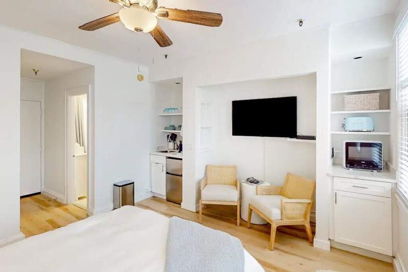 1 bedroom Condominium at 235 Sunrise Avenue #3215, Palm Beach Hotel Condo, Palm Beach — photo 4