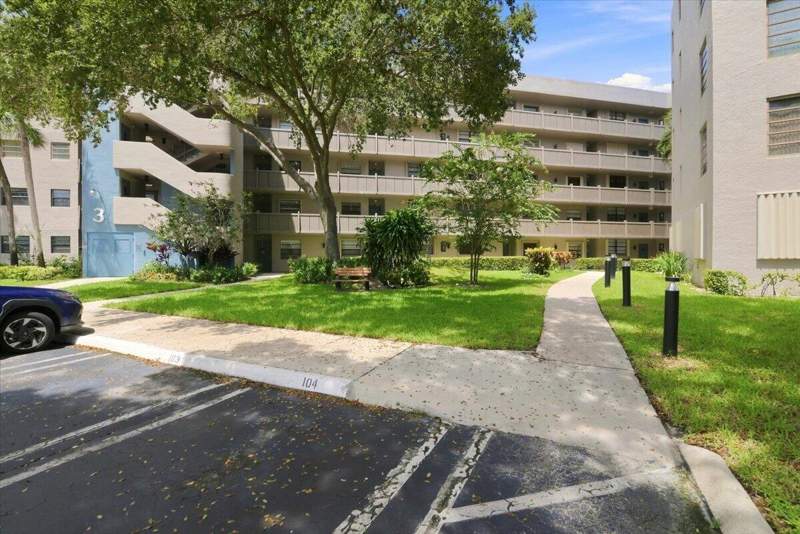 2 bedroom Condominium at 1100 Colony Point Circle #121, Colony Point 3 Condo, Pembroke Pines — photo 2