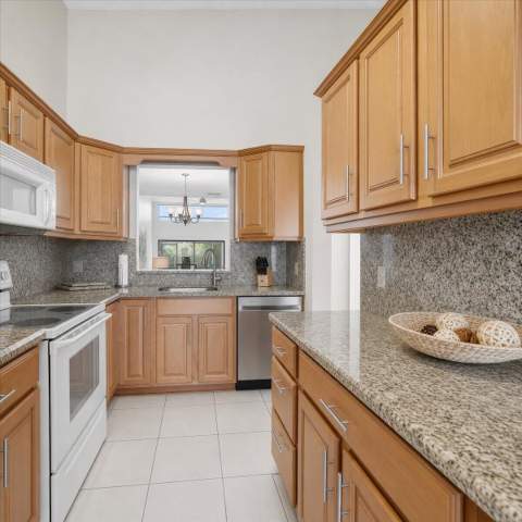 6676 Canary Palm Circle #19, Boca Raton FL - photo 7 of 44
