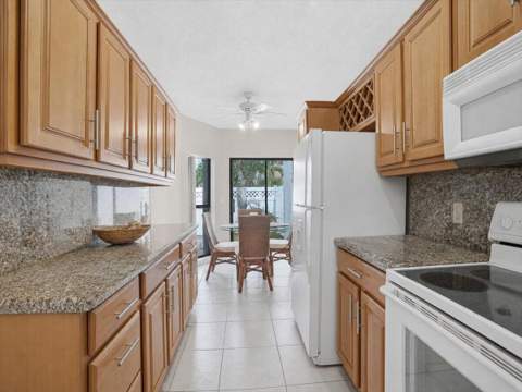 6676 Canary Palm Circle #19, Boca Raton FL - photo 8 of 44