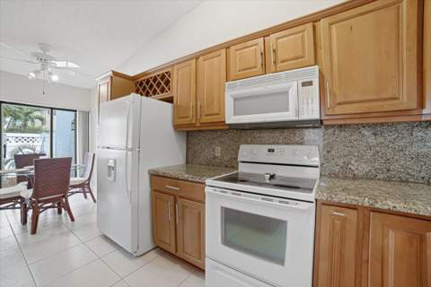 6676 Canary Palm Circle #19, Boca Raton FL - photo 9 of 44
