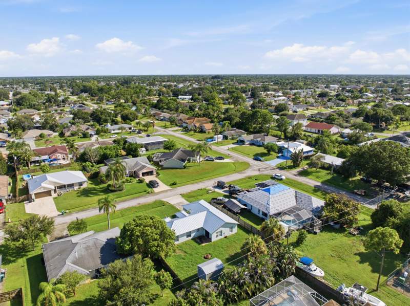 3 bedroom Single Family Residence at 385 SW Nativity Terrace, Port St Lucie Section 13, Port St. Lucie — photo 2