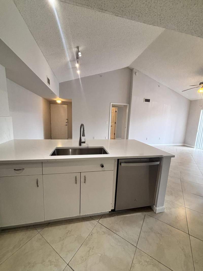 2 bedroom Condominium at 2640 S University Drive #305, Royal Grand Condo, Davie — photo 4