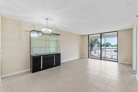 4640 Lucerne Lakes Boulevard #303, Lake Worth FL - photo 6 of 26