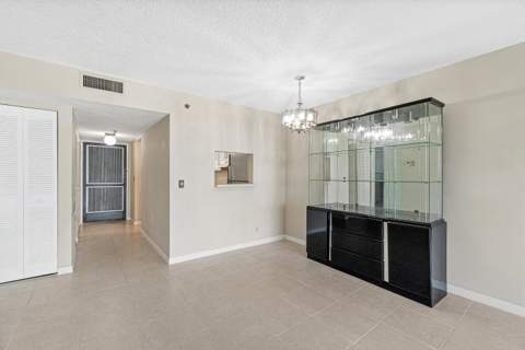 4640 Lucerne Lakes Boulevard #303, Lake Worth FL - photo 8 of 26