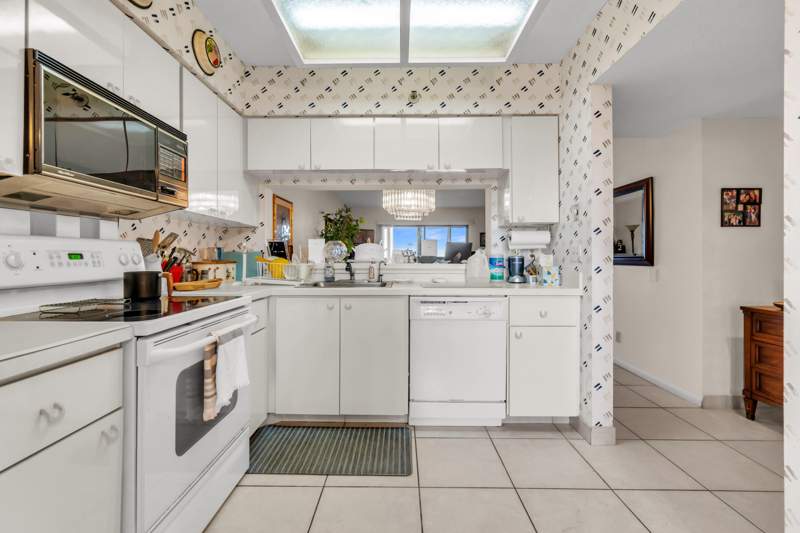 1 bedroom Condominium at 14460 Strathmore Lane #704, Huntington Lakes Sec One Condos, Delray Beach — photo 4