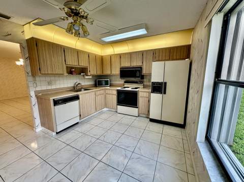 5483 Viburnum Circle, Delray Beach FL - photo 12 of 47