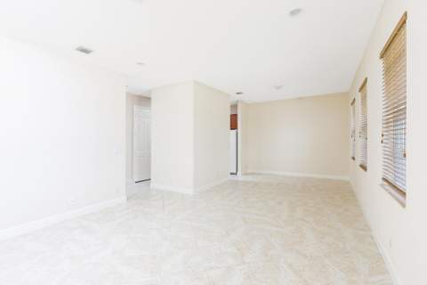 6807 Lakeside Circle #102-1, Davie FL - photo 6 of 18