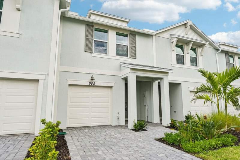 3 bedroom Townhouse at 658 Salisbury Circle, Tidewater, Fort Pierce — photo 2